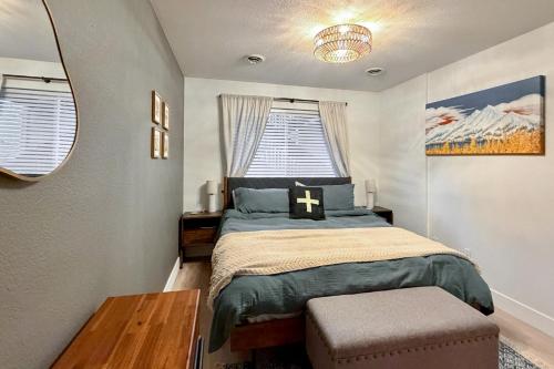 Giường trong phòng chung tại Walk to Main St Frisco Condo with Community Pool!