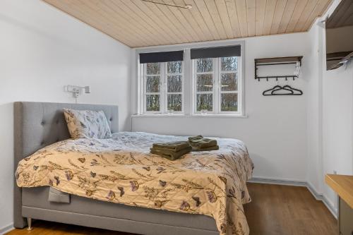 um quarto com uma cama e uma janela em Naturskønt nær Ribe Vikingecenter, se og oplev den gamle by Ribe em Ribe