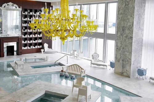 Großes Zimmer mit Pool und Kronleuchter in der Unterkunft Waterfront Spacious Luxury 1 Bedroom IconBrickell in Miami