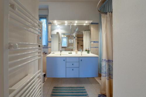 un baño con lavabo y espejo en Manoir De Gourvinec - Chambre, en Saint-Nolff