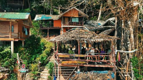 eine Gruppe von Menschen, die in einer Hütte sitzen in der Unterkunft Ao Siri Beach Bungalow in Ko Jum