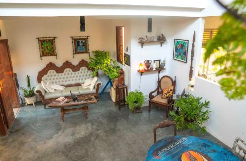 un soggiorno con un divano e un tavolo di Casa Anéis de Saturno a Pipa