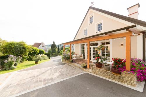 a house with a flower shop on a street at Bauernhof Zoller in Hartmannsdorf