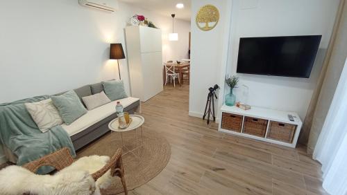 Private Loft Sant Celoni, Montseny, Barcelona في سان سيلوني: غرفة معيشة بها أريكة وطاولة