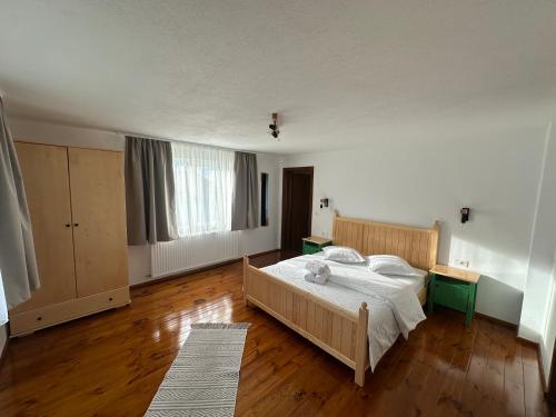 En eller flere senge i et værelse på Floare de Colț-Bran