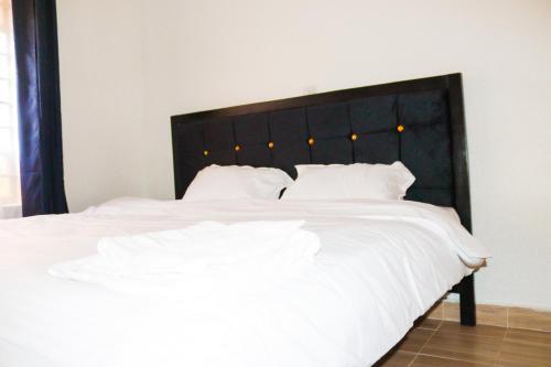 Giường trong phòng chung tại Mutethia Cottages