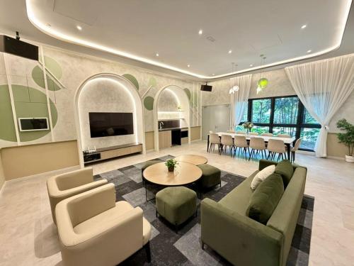 クアラルンプールにあるAgile Residence Bukit Bintang by Lumaのソファと椅子とテーブルのあるリビングルーム