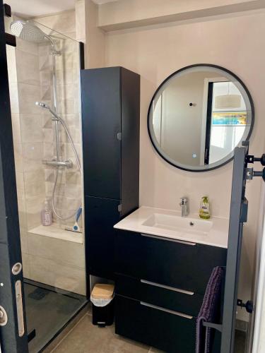 a bathroom with a sink and a mirror at T3 - Centre - 75m2 - 2 SDB - Parking - Calme in Anglet