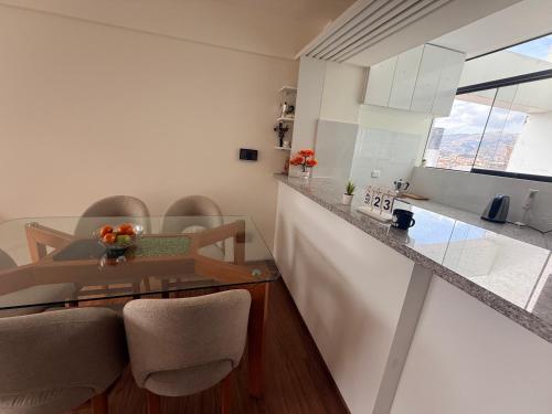 une cuisine et une salle à manger avec une table et des chaises dans l'établissement SB5 Apartment, à Cusco