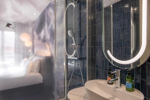 Koupelna v ubytování Le Grand Balcon Hotel