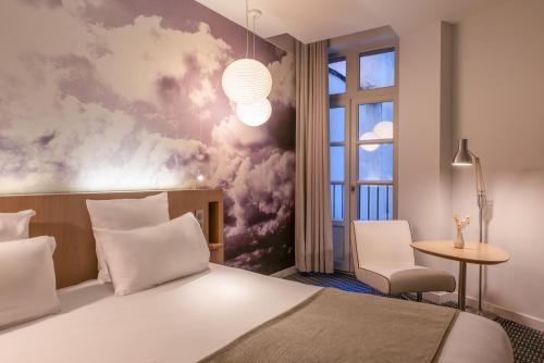 Postel nebo postele na pokoji v ubytování Le Grand Balcon Hotel