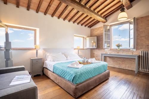 En eller flere senge i et værelse på Villa Florea I Modern Design with Gym and Private Pool