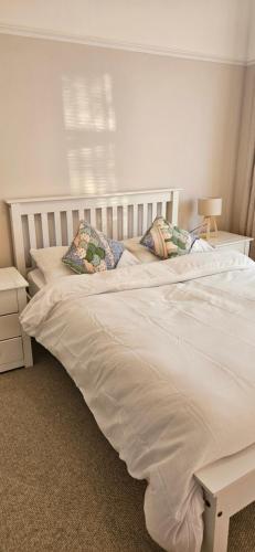 En eller flere senge i et værelse på Driftwood Cottage