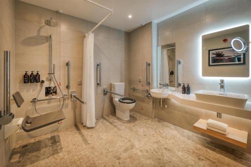 Koupelna v ubytování Radisson RED Galway