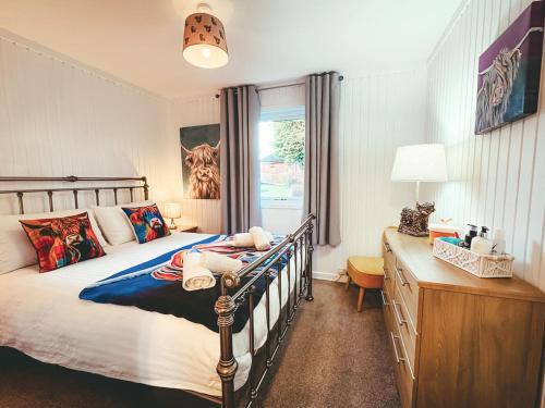 En eller flere senge i et værelse på Highland Coo Lodge