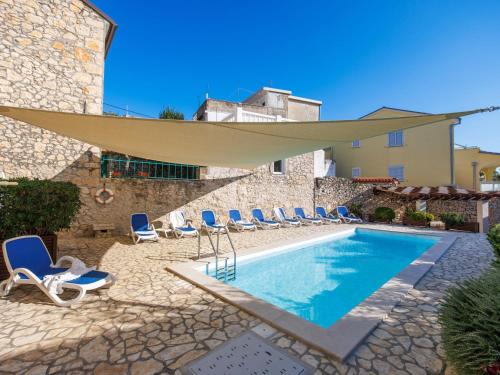 Swimmingpoolen hos eller tæt på Apartment Leko-2 by Interhome