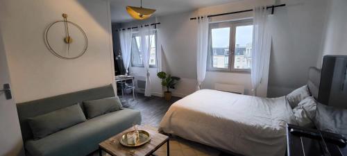 Una cama o camas en una habitación de Le pied à terre