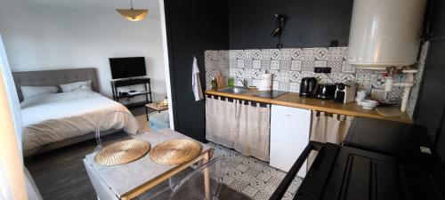 Una cocina o cocineta en Le pied à terre