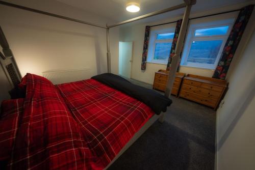 En eller flere senge i et værelse på Comer Cottage a Remote Cottage Retreat