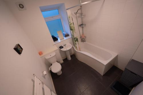 Et badeværelse på Comer Cottage a Remote Cottage Retreat