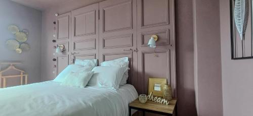 nid'Opale maison cosy à 3 minutes des plages في ويميريوكس: غرفة نوم بسرير كبير مع ملاءات بيضاء