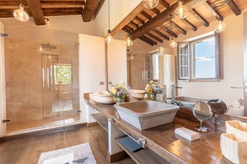 Et badeværelse på Villa Florea I Modern Design with Gym and Private Pool