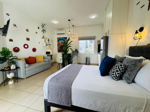 En eller flere senge i et værelse på Polly's Home Aralias Boutique GuestHouse & PrivateSuites