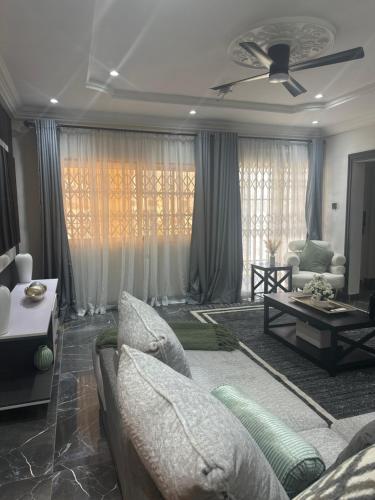 Χώρος καθιστικού στο Cozy Enclave