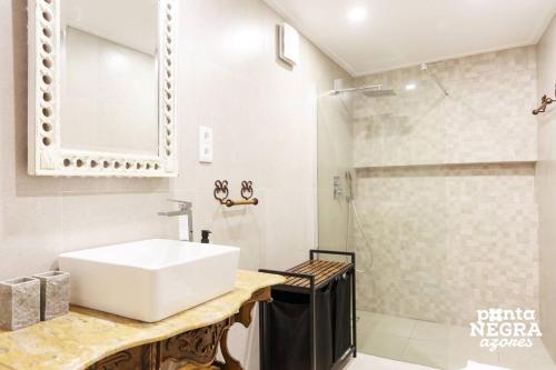 un bagno con un lavandino bianco e una doccia di Angra Soul 1 - By PontaNegraAzores ad Angra do Heroísmo