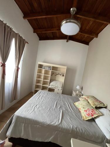 een slaapkamer met een groot bed en een raam bij Del Mar in Mar de Ajó