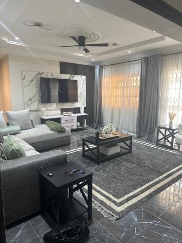 Χώρος καθιστικού στο Cozy Enclave