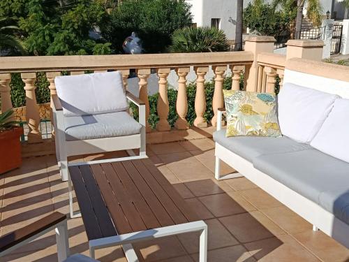 einen Stuhl und einen Stuhl auf dem Balkon in der Unterkunft Holiday Home Isabelle by Interhome in Jávea
