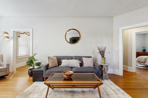 Χώρος καθιστικού στο Main Street Brick Cottage