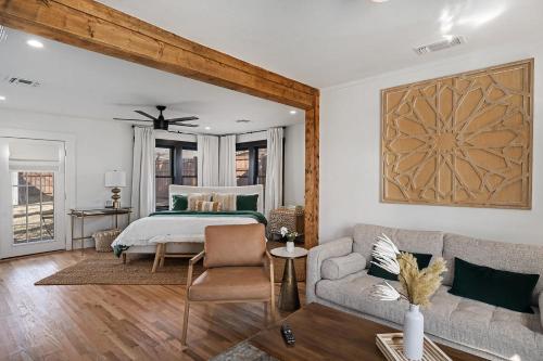 ein Schlafzimmer mit einem Bett und einer Couch in der Unterkunft Ruth's Place - Walk to Main Hot Tub & Fire Pit in Fredericksburg