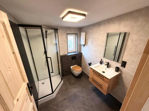 Dom Łowcy : حمام مع دش ومرحاض ومغسلة