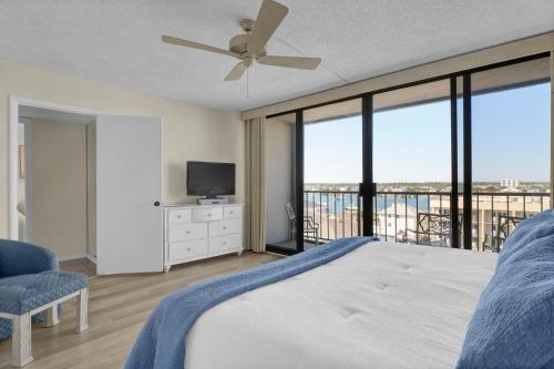 En eller flere senge i et værelse på Station One - 6K by Sea Scape Properties