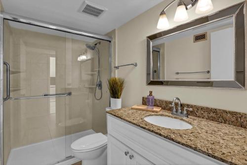 Et badeværelse på Station One - 6K by Sea Scape Properties