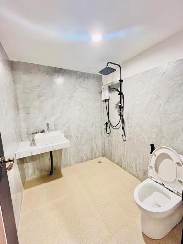 a bathroom with a toilet and a sink at Lanta Thai Cottage, Bamboo House in Ko Lanta