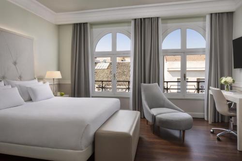 Ένα ή περισσότερα κρεβάτια σε δωμάτιο στο NH Collection Gran Hotel de Zaragoza