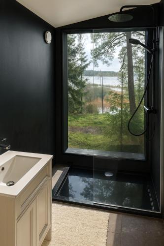 Ảnh trong thư viện ảnh của Waterfront Cabin Experience - Lake & Forest View ở Hemnes