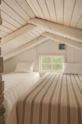 Giường trong phòng chung tại Waterfront Cabin Experience - Lake & Forest View