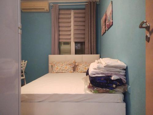 62A Doctor Luben Lazarov Street في مدينة فارنا: غرفة نوم بها سرير مع كومة من الملابس