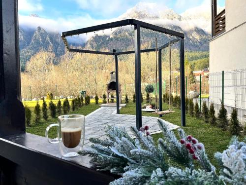 Cảnh núi rừng hoặc tầm nhìn ra núi từ căn hộ