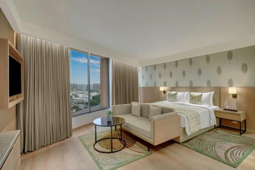 Postel nebo postele na pokoji v ubytování The Fern Residency, Gandhinagar, Series by Marriott