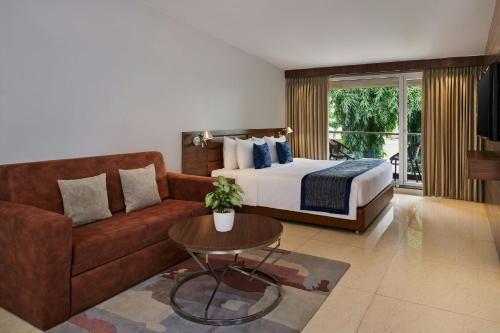una habitación de hotel con una cama y un sofá en The Fern Sardar Sarovar Resort Kevadia, Gujarat, Series by Marriott, en Kevadia
