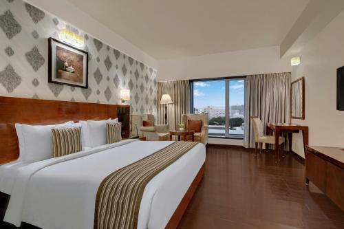 Ένα ή περισσότερα κρεβάτια σε δωμάτιο στο The Fern Residency Rajkot, Series by Marriott