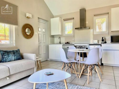 Villa Le Coin - T2 moderne climatisé avec Wi-Fi في Midlands Station: غرفة معيشة بها أريكة وطاولة