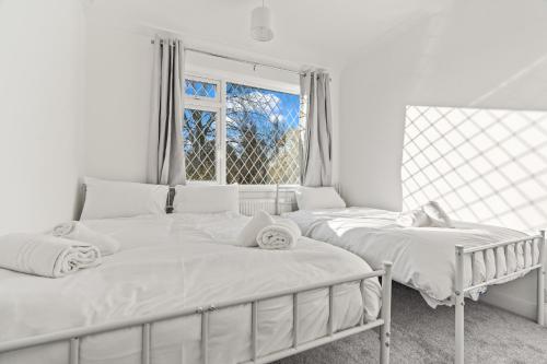 En eller flere senge i et værelse på Cozy 3BR Group Stay in Solihull - Sleeps 6 - Convenient Parking