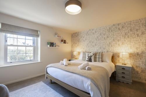 a bedroom with two beds and a window at Charming Cotswold Cottage in Central Winchcombe in Winchcombe