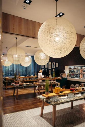 un restaurante con mesas y lámparas de araña en una habitación en Radisson Blu Royal Hotel Dublin, en Dublín